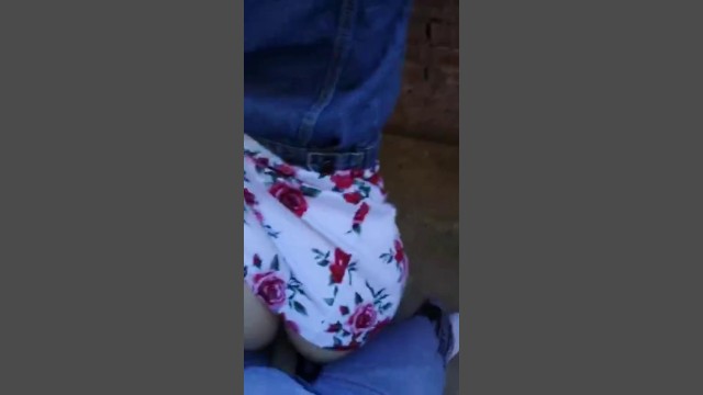 Молодая девка с парнем трахается в недостроенном доме